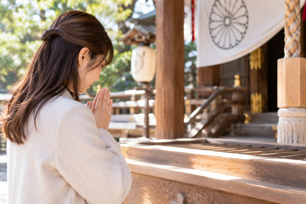 お守りを返納する前に神社で感謝を伝える参拝の様子