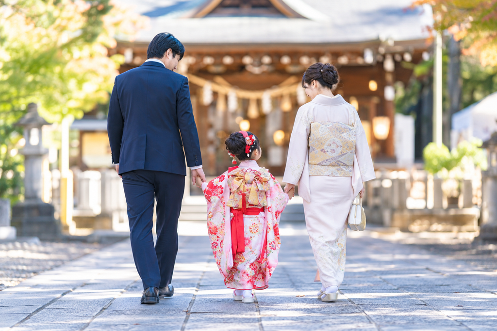 七五三当日に家族で神社へ向かう様子