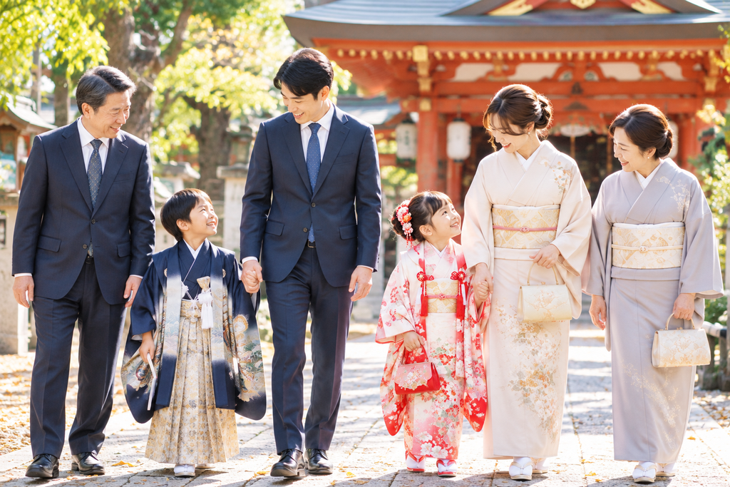 七五三で正装した家族と祖父母が神社を歩く様子