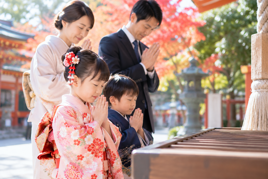 七五三で家族が神社へお参りする様子